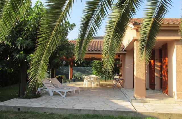 Villa 600 m from the sea with large terrace on raised closed ground of 1000 m2