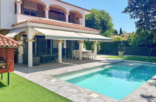 Villa Alamos Jerez | Heated Salted Pool | BBQ x2 | Gardens | OpenPlan | 850m2