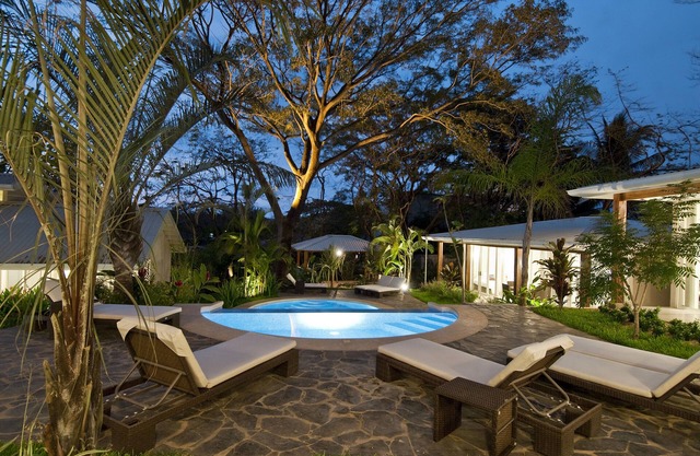 Villa Almendro - Chic! 150 meters to beach, cascading pool, free wifi!
