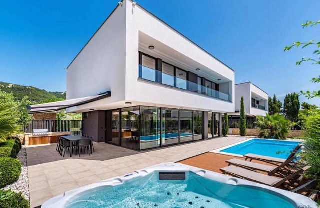 Villa Alpha - Four Bedroom Villa with Swimming Pool