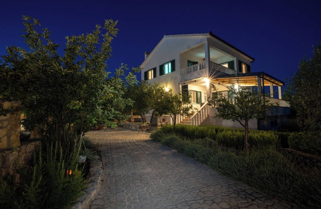 Villa Aria - peaceful olive grove & swimming pool