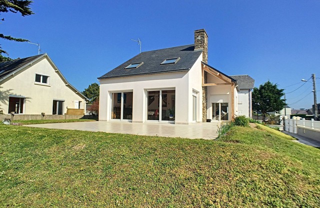 Villa avec Jardin, à 100m de la Plage et Proche Commerces - Spacieuse et Confortable