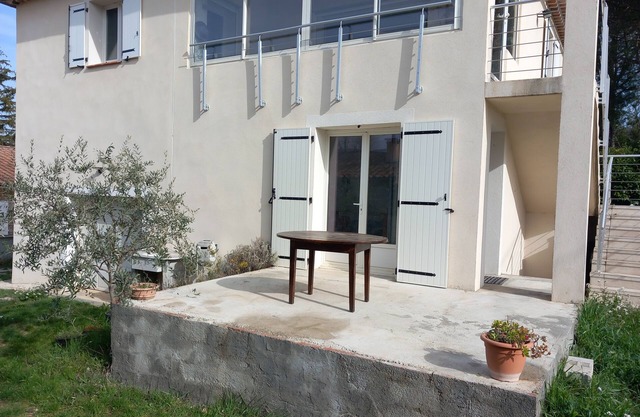 Villa Avec Terrain de Boule et Table de Ping-pong. Extérieur Agréable