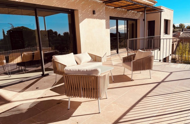 Villa between Avignon and Nîmes with heated outdoor pool on request.