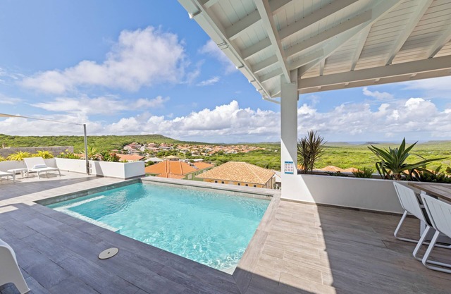 Villa Bista di Laman, stunning views over Bandabou, 3 bedrooms and private pool