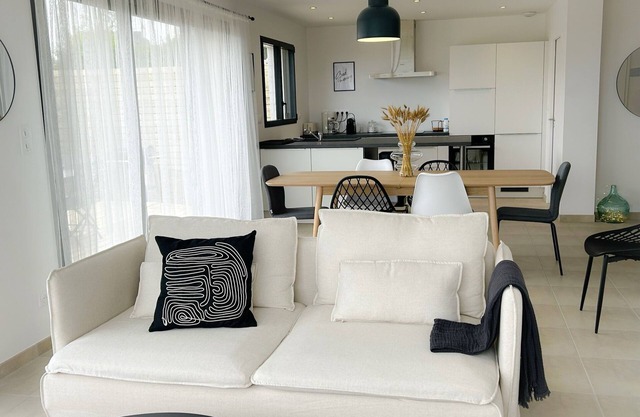 "Villa 'Bréhat', sea view and jacuzzi, 500m from the beach"