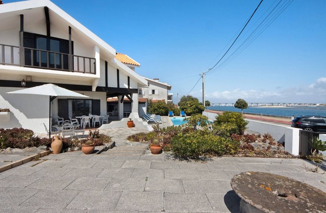 Villa 'Casa Do Bico' with Balcony, Wi-Fi and Air Conditioning