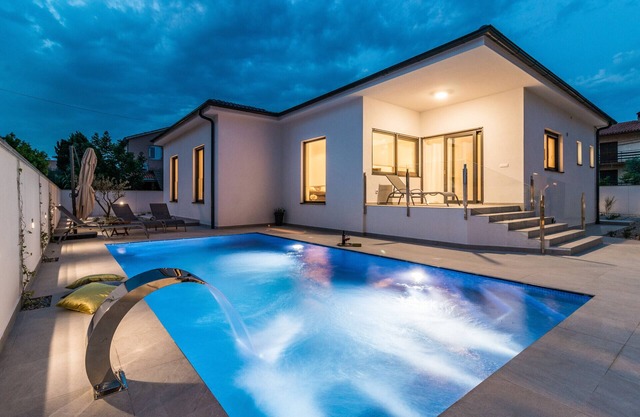 Villa Casa L for 10 people near Pula with heated salt - water pool and pet friendly