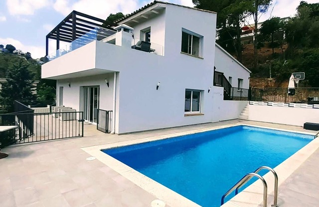 Villa Casa Nuestra with Private Pool, Garden & Wi-Fi