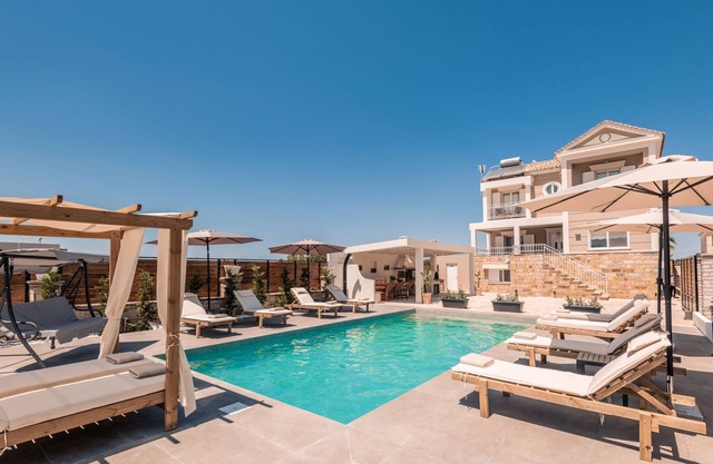 Villa Cela - 5-Bedroom Villa with Private Pool