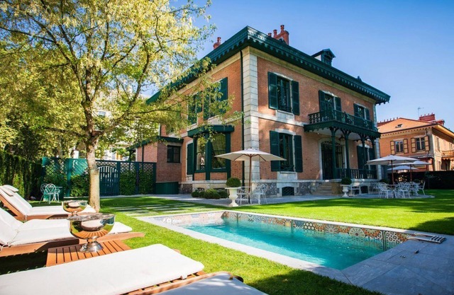 Villa - Chalet Clermont-Tonnerre with swimming pool in the center of town