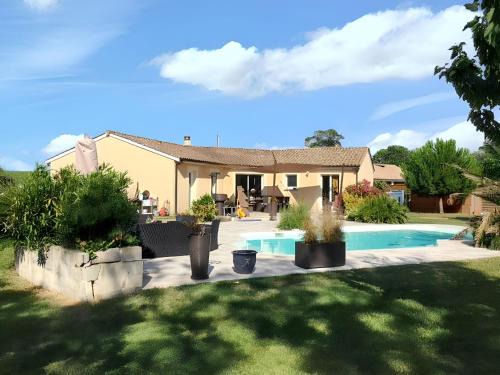 Villa charmante avec piscine privée à Saint-Martin-Lacaussade