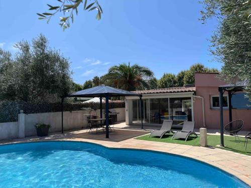 Villa climatisée piscine 3 chambres mer à 800m