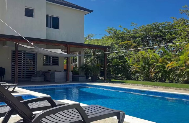 villa con piscina campestre y lujosa