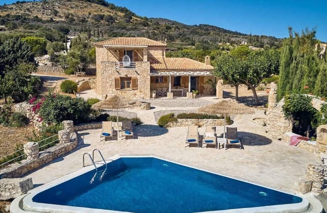 Villa Cristallo with Infinity Pool, BBQ & Sea Views