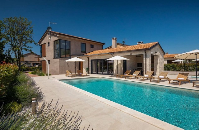 Villa Curitico with sauna and jacuzzi in Porec