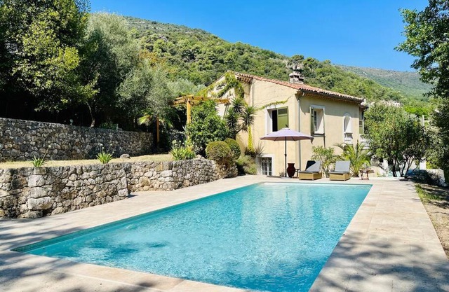 Villa dans écrin de verdure avec sa grande piscine