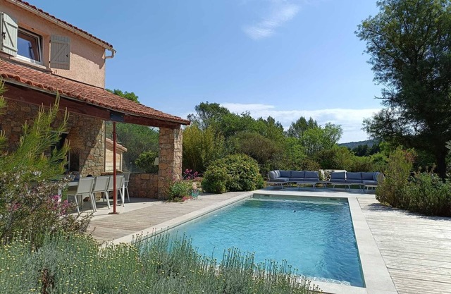 Villa de Charme Avec Piscine en Plein Cœur du Var