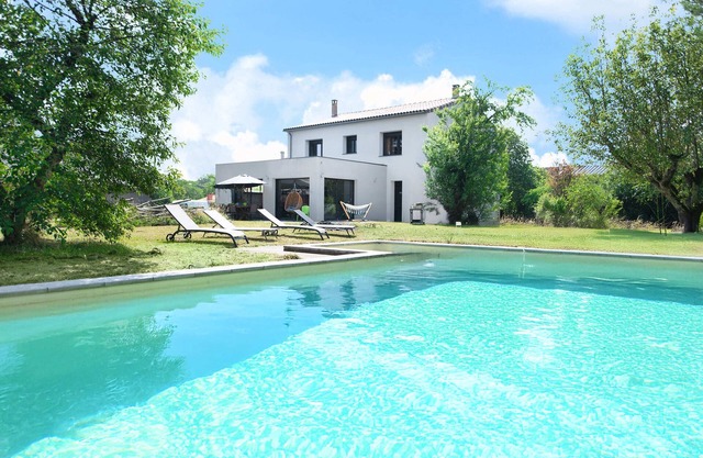 Villa de Luxe Theolina à Castres - 5 bedrooms, pool & garden