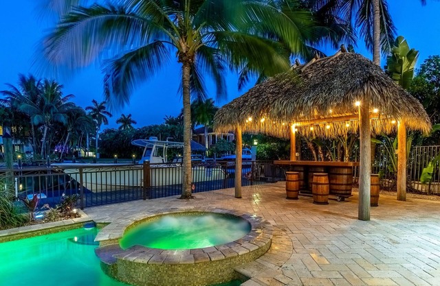 Villa Deja Blue Ft Lauderdale, Waterfront Luxury home walk to beach Ocean access