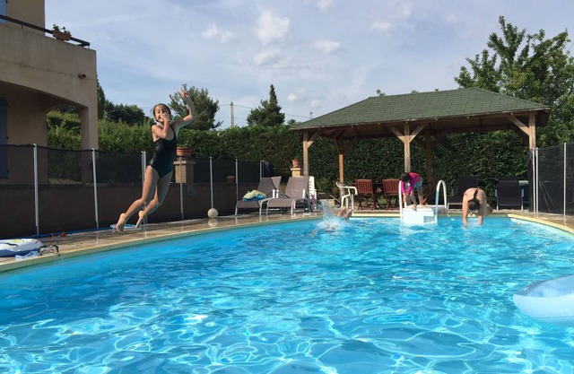 Villa EMMANUELLE Large villa, swimming pool, large fenced garden, fibre internet