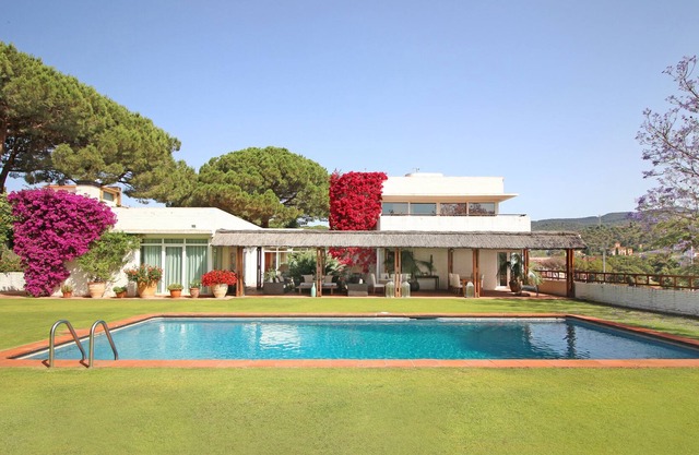 Villa Torre Blanca, at the Golf Club, 5' from the beach and 35' from Barcelona