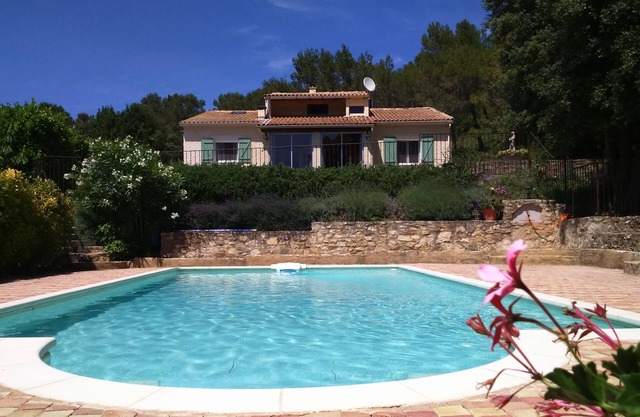 Villa, fenced private pool, heart of hills, Provence, large covered barbecue