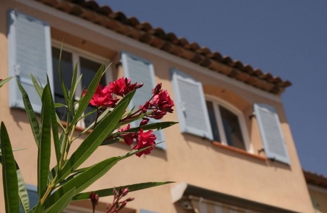 Villa for 4/5 people, 2 air-conditioned bedrooms, lush, shady terrace.