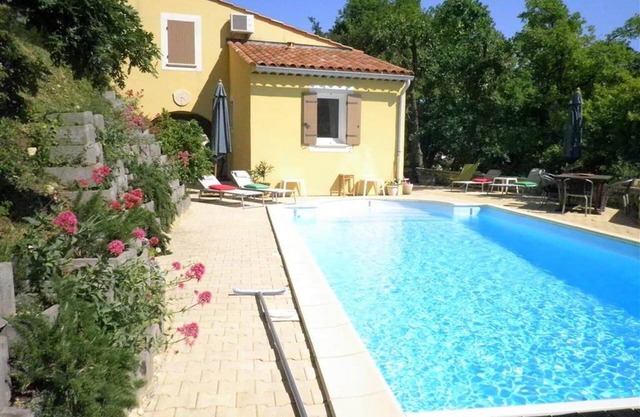 Villa with private pool, views of the Ventoux