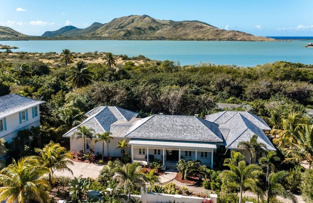 Villa Frangipani - Steps away from the beach