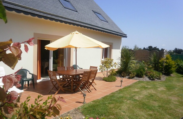 Villa 'Gite Bord de Mer Jacuzzi' with Private Terrace and Wi-Fi