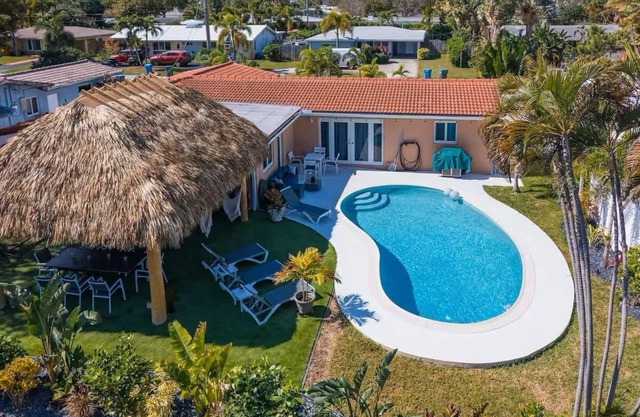 Villa in Fort Lauderdale Waterfront Heated Salt Pool Tiki Free EV charging Kayak