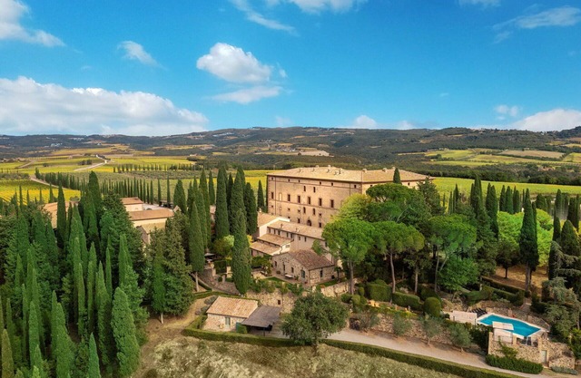 Villa in Montalcino with 11 bedrooms sleeps 22