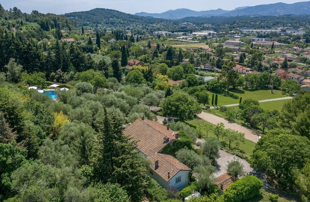 Villa in Mouans Sartoux town center on 30000m2 park