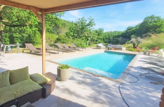 Villa in the woods 6 bedrooms 12/15 people jacuzzi hammam private heated pool