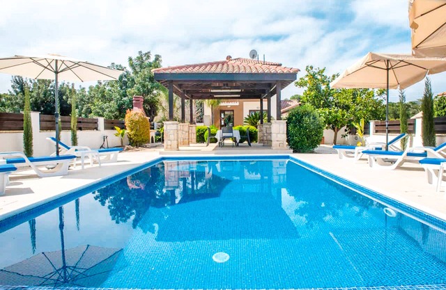 VILLA KALLIZONI, 4 bed With Private Pool
