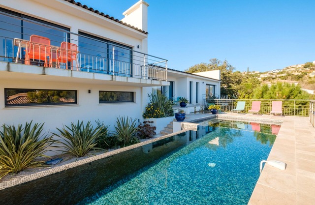 Villa 'Luxe Vue Mer Baie De Cannes' with Sea View, Wi-Fi and Air Conditioning