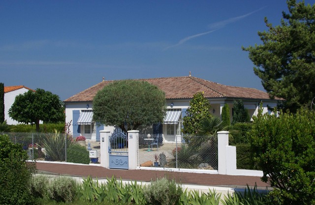 Villa l'Olivier apartment, quiet, 10-minute walk from the beach.