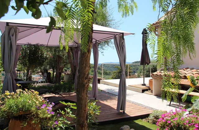 Villa La Gaude, facing south, beautiful 180 ° view Hills, sea and old village