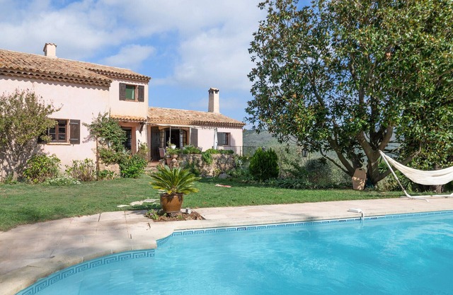 Villa Les Margoutons – Family-friendly villa with heated private pool, sea view and large garden near Cannes