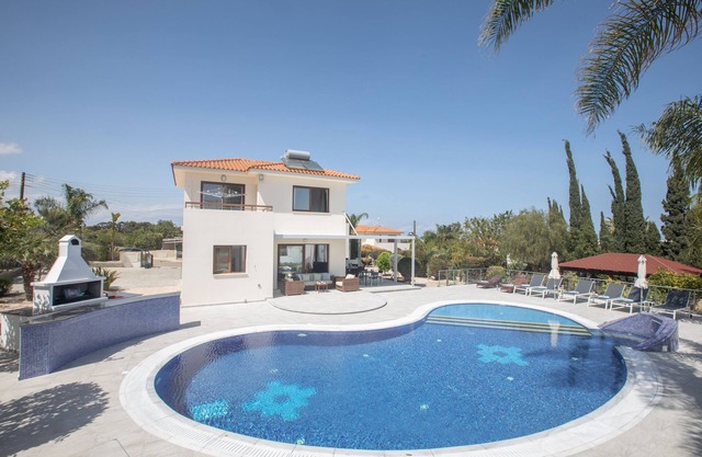 Villa Liana, Classy 4BDR Protaras Villa with Private Pool, Close to Fig Tree Bay