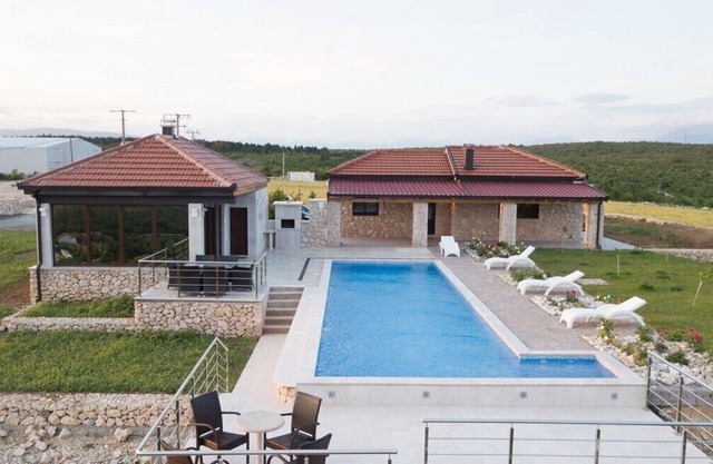 Villa Ljuba - Luxury Two Bedroom House with Shared Swimming Pool (A1)