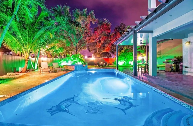 Villa Luxe 5BR Pool & Jacuzzi Fire Pit Piano Pool Table in brilliant Miami