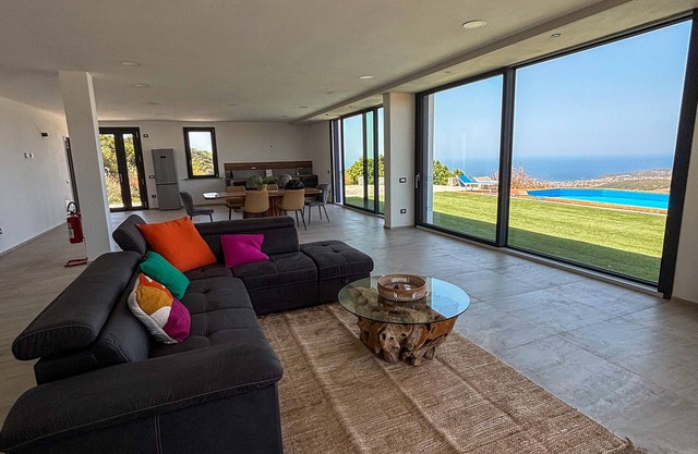 Villa 'Luxury Minni' with Sea View, Wi-Fi and Air Conditioning