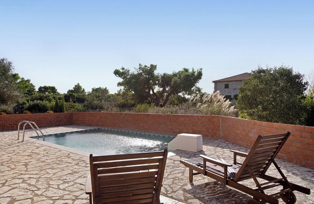 Villa 'Mary Helen' with Private Pool, Private Terrace and Shared Garden