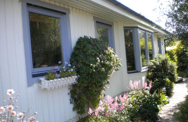 Villa med blommande trädgård, centralt Båstad