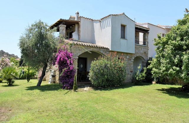 Villa Menhir. Mediterranean garden. Mountain view.
