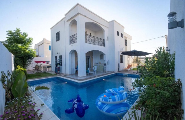 Villa meublée avec piscine et abri de voiture