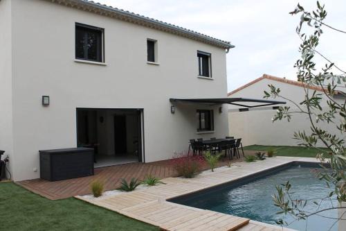 Villa moderne climatisée avec piscine privée proche Avignon
