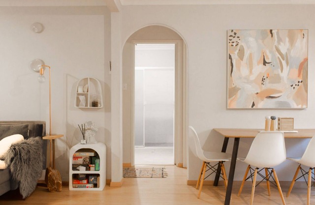 Villa Moldavia: Lovingly curated suburban green oasis by the City & beach